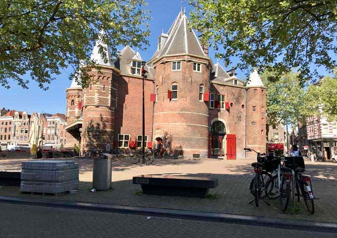 Nieuwmarkt square hosts farmers' and antique markets on weekends.