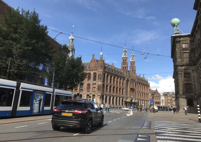 Magna Plaza houses upmarket jewelry shops and fashion boutiques.