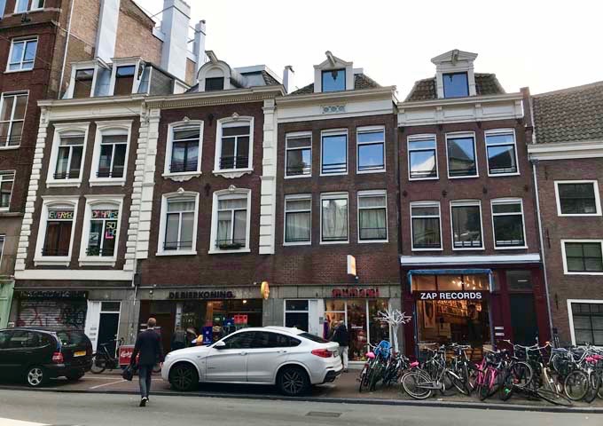De Bierkoning is popular for its local and international craft beers.
