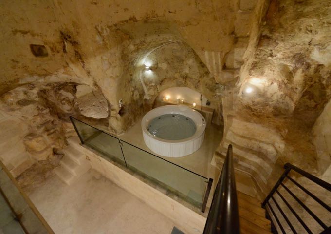 Hotel with hot tub in Matera.