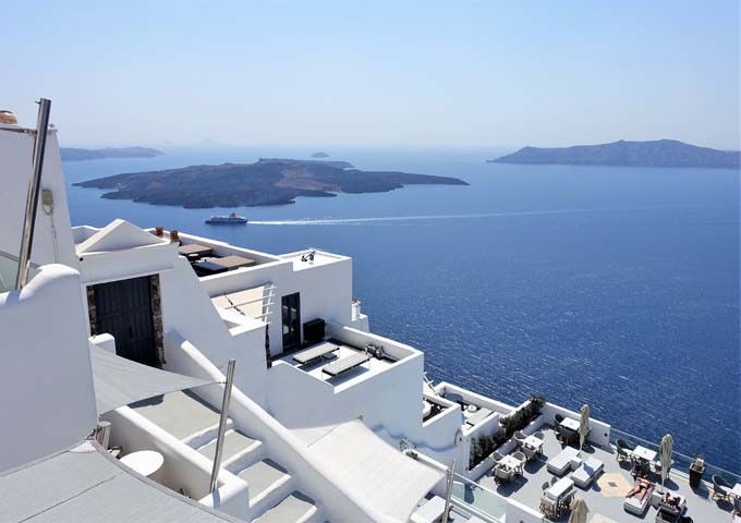 The hotel offer panoramic views of the volcanoes, Aspronisi Island, and Akrotiri.