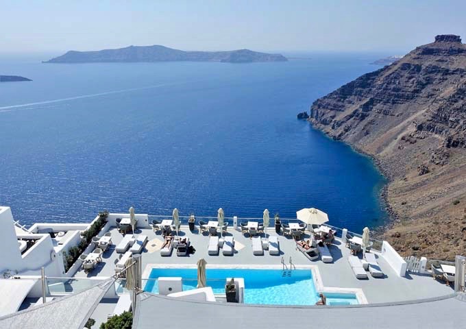 Review of Belvedere Suites in Santorini.