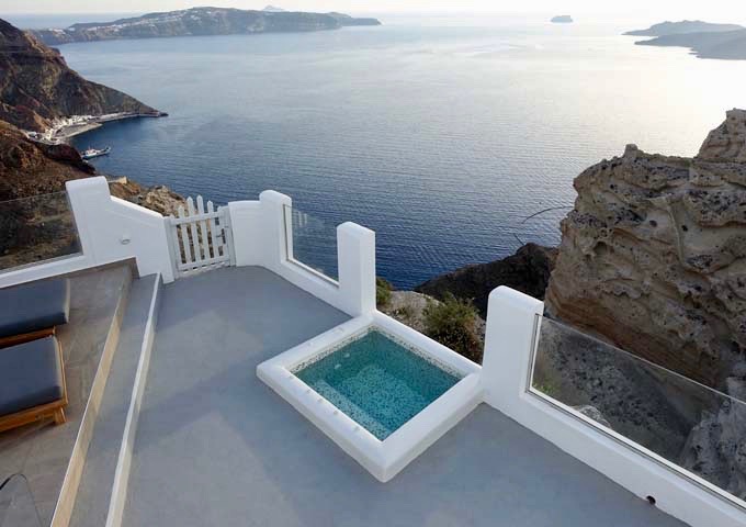The outdoor infinity jacuzzi offers excellent caldera views.