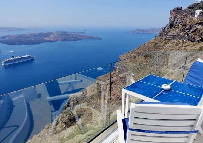 The Cliff Suite is a top tier suite and offers excellent caldera views.