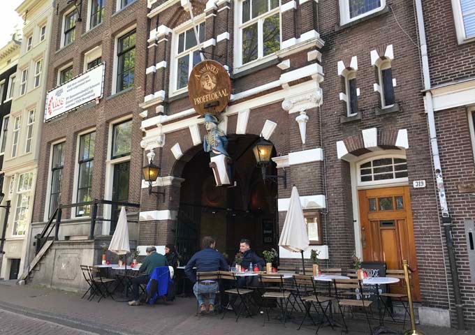 De Admiraal is popular for its selection of jenevers and local spirits.