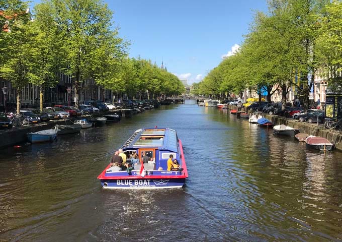 Keizersgracht canal connects clusters of boutiques in the neighborhood.