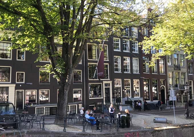 Pulitzer’s Bar serves excellent cocktails by the canal.