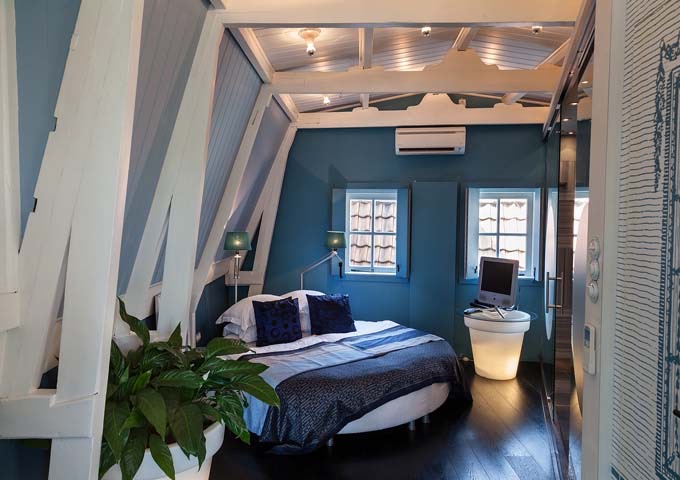 The Blue Room has a round bed and the best views of Single canal.