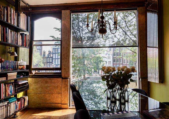 The breakfast room offers travel guidebooks and canal views.