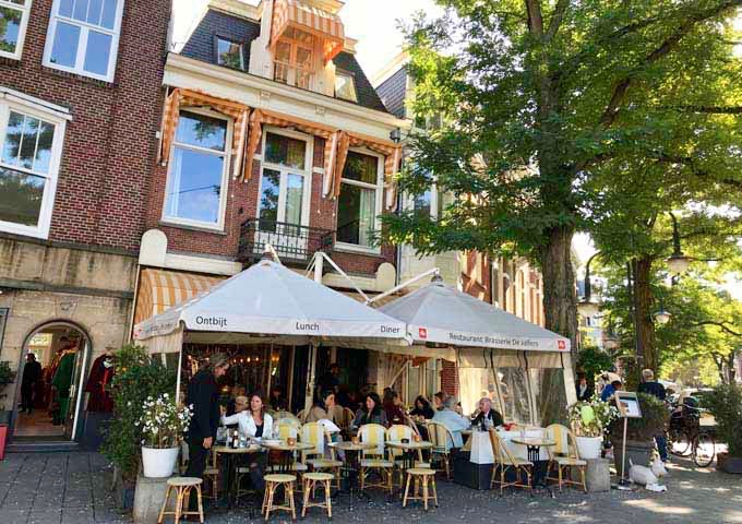 Brasserie de Joffers offers Dutch and international dishes and pastries.