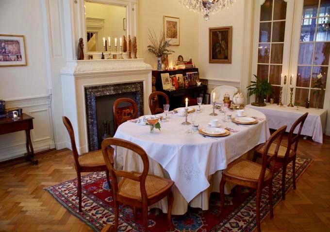 The dining room serves breakfast every day.