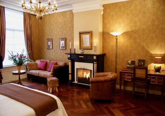 Rembrandt Suite features a fireplace and decorative ceiling.