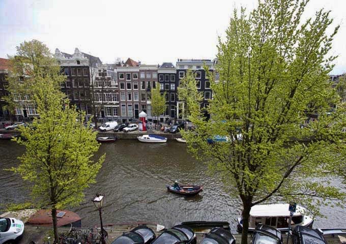 The canal-facing rooms offer great views of the Keizersgracht canal.