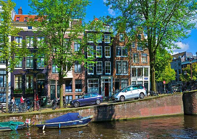 Review of Seven Bridges Hotel in Amsterdam.