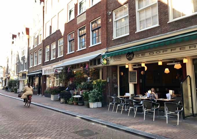 De Doffer is a popular 70's-style cafe.