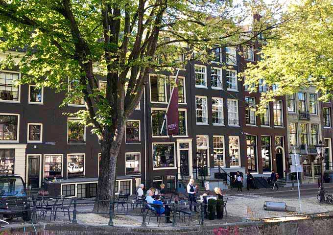 Pulitzer’s Bar serves excellent cocktails by the canal.