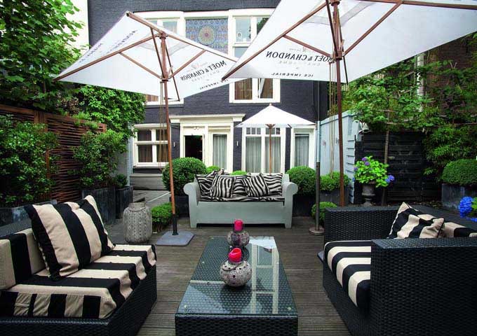 The guests can lounge in the pleasant garden terrace.