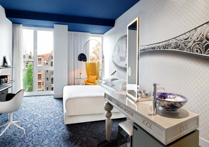Canal View Rooms also feature fish-spoon decor, and have good canal views.