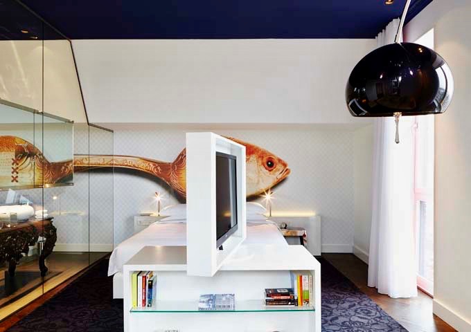 The Prinsengracht Suite bedroom features a fish/spoon decor.
