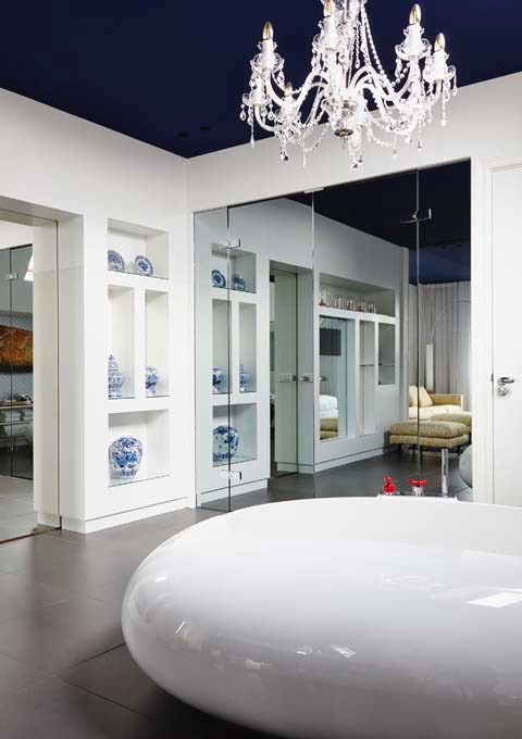 The Prinsengracht Suite features a free-standing tub.