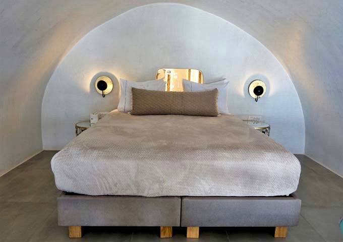The bedroom is hand-sculpted in signature Santorinian style.