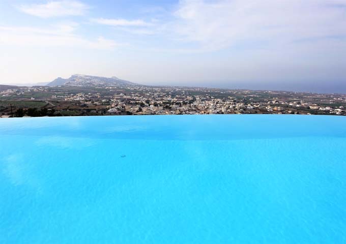 The hotel is located in Pyrgos and faces the north.