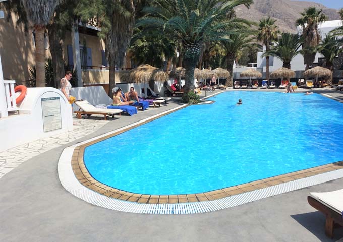 The main pool is usually less crowded as most suites have private jacuzzis or pools.