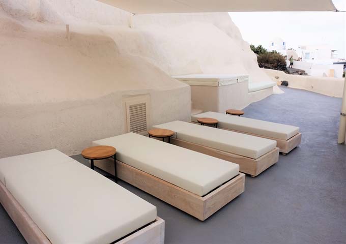 The terrace has 4 sun loungers.