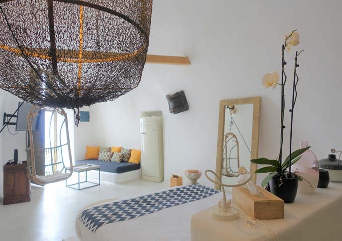 The suite feature traditional, Cycladic architecture.