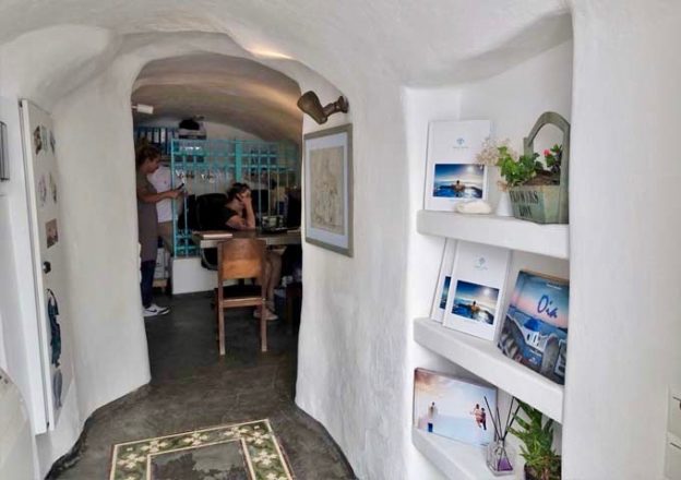 SOPHIA LUXURY SUITES in Santorini - Review with Photos & Hotel Map