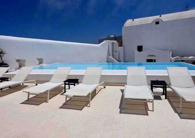 Behind the pool is the main hotel entrance that leads to Fira's main footpath.