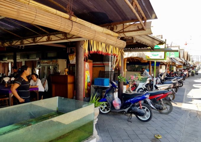 Nearby there are several beachside cafes specializing in seafood.