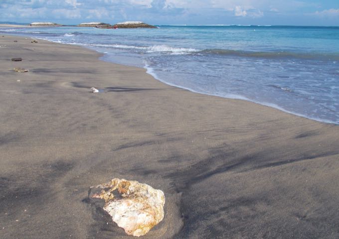 The resort is located 100m from the sea and the beach.