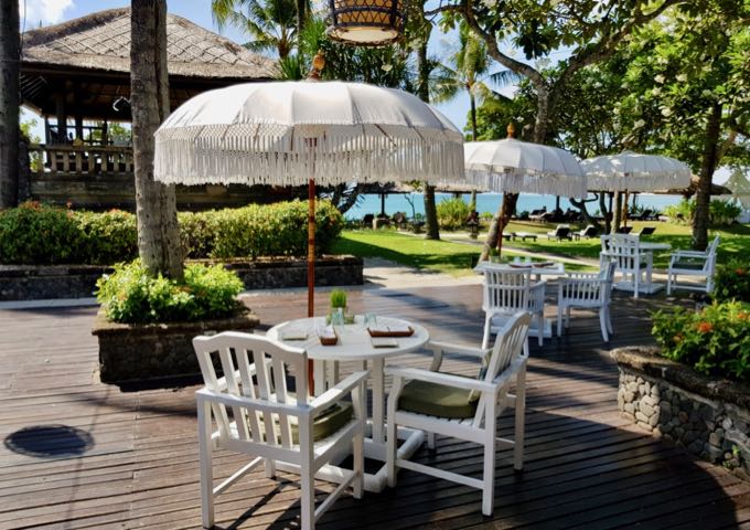 Jimbaran Gardens by the main pool specializes in seafood and pizza.
