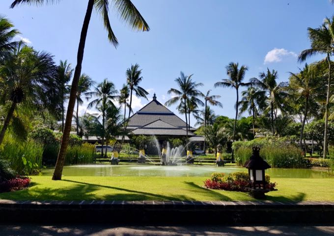 The lobby is over a 100m from the main entrance.