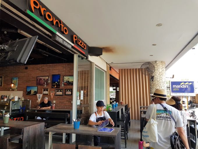 Pronto Pizza café is located close to the Sandbar.