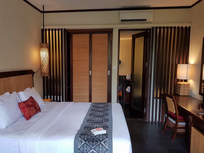 The suites feature a modern Balinese decor.