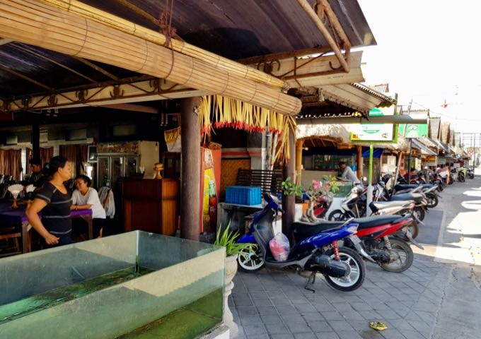 The hotel is close to several beachside seafood cafes.