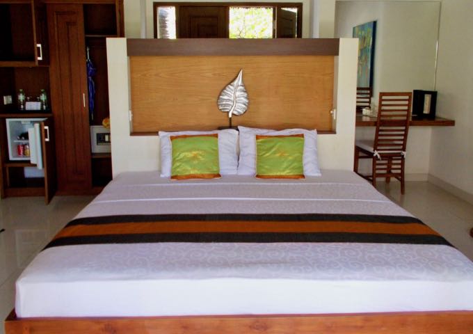 The villas are pleasantly decorated with a tropical theme.