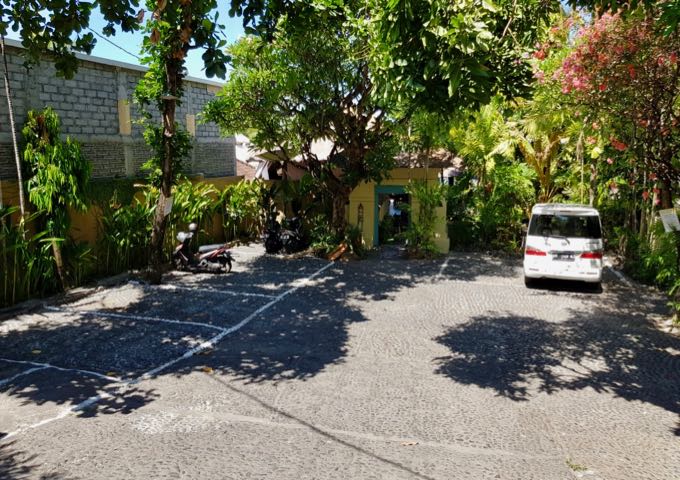 The hotel features plenty of secure parking soaces.