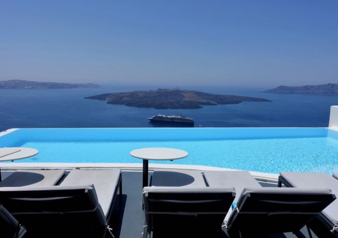 The infinity pools offers spectacular views of the caldera.
