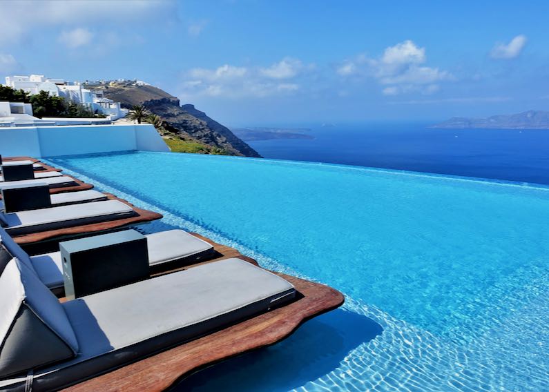 What is the best resort in Santorini?