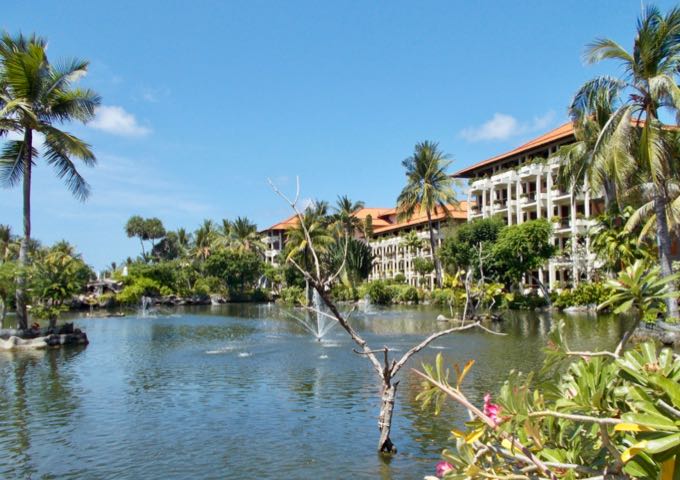 Most accommodations face the lagoons.