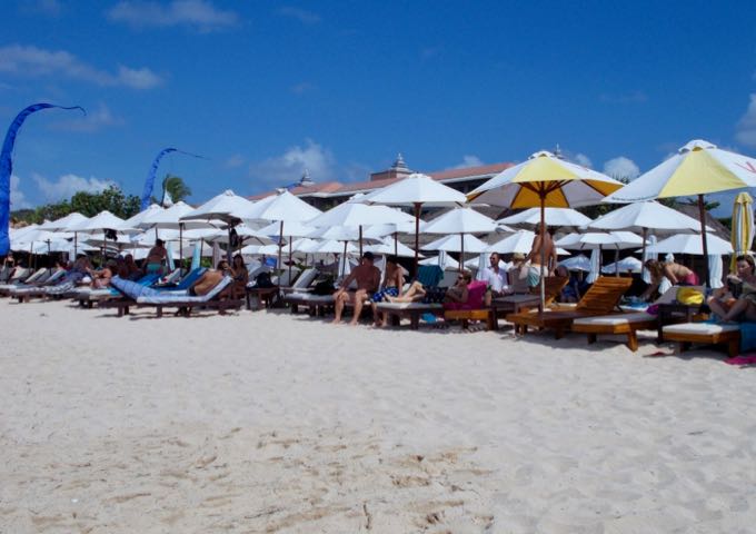 The Balé's guests can use the private beach club nearby.