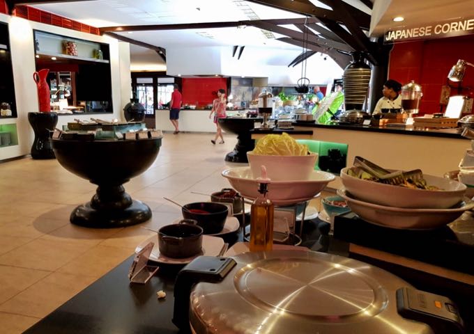 The Agung features all-day buffets.