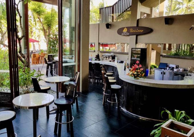 The elegant Siku Bar is near the main resort restaurants.
