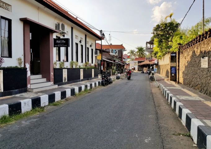Jalan Binaria is 1 of 2 streets through the tourist area of Kalibukbuk.