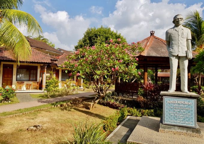 The resort commemorates its founder with a statue.
