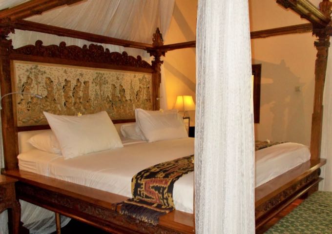 4-poster beds with Balinese-inspired bedheads stand out in all bungalows.