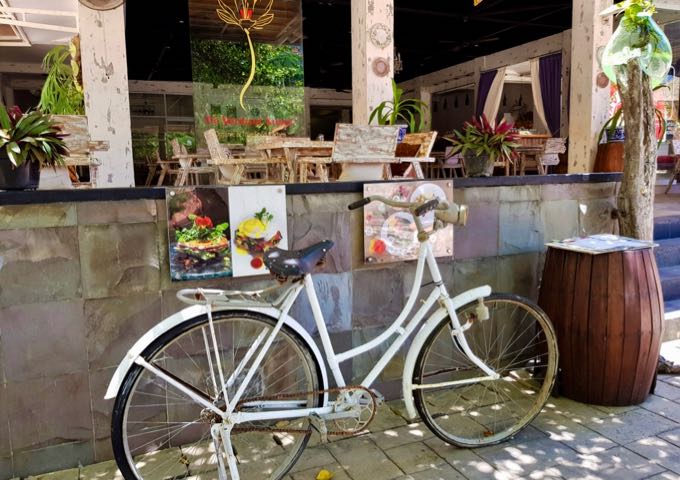 Verdant Organic & True Food Kitchen is an excellent cafe serving healthy food from across Indonesia.